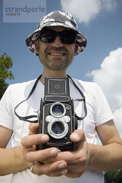 Ein Mann mit einer analogen Kamera