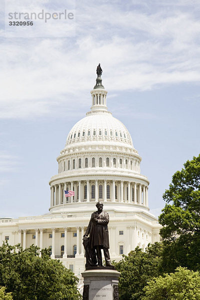 Bronzestatue vor dem United States Capitol Building  Washington DC  USA