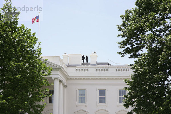 Zwei Personen stehen auf dem Dach des Whitehouse  Washington DC  USA
