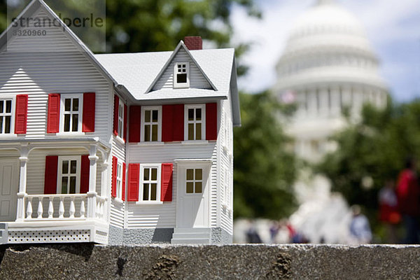 Detail eines weißen Musterhauses vor dem United States Capitol Building  Washington DC  USA