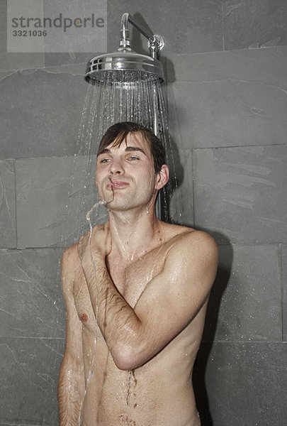 Ein Mann beim Duschen