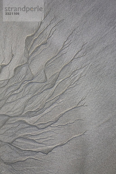 Muster im Sand aus fließendem Wasser