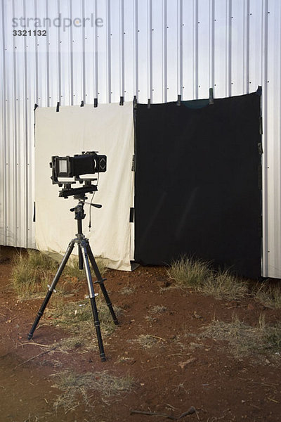 Eine Kamera und Backdrop im Freien aufgestellt