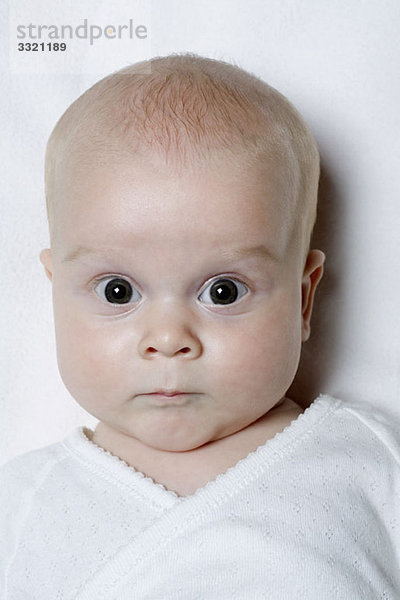 Ein Baby sieht überrascht aus  Porträt