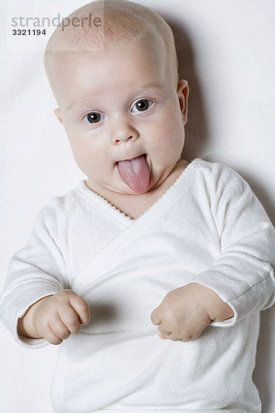 Ein Baby  das seine Zunge herausstreckt  Porträt