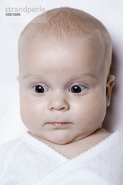 Ein Baby sieht überrascht aus  Porträt