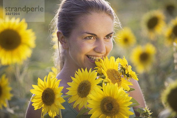Eine Frau im Sonnenblumenfeld  Portrait