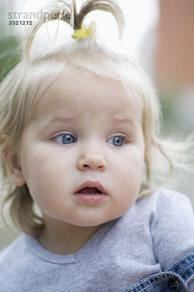 Ein Kleinkind mit einem neugierigen Blick  wegblickend  Portrait