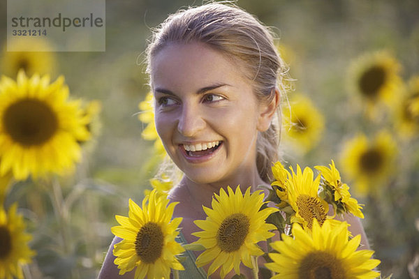 Eine Frau im Sonnenblumenfeld  Portrait