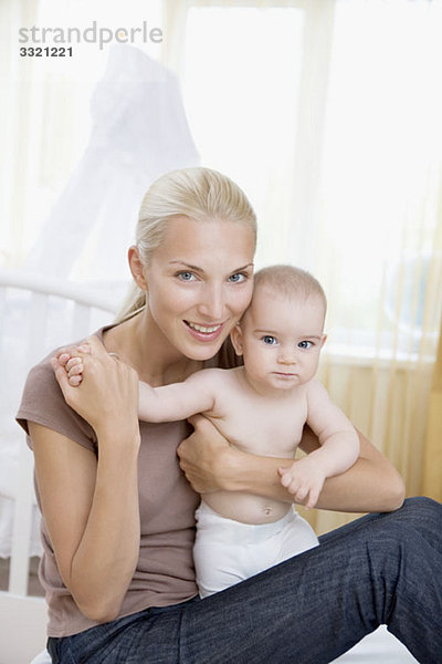 Eine Frau und ihr Baby im Kinderzimmer