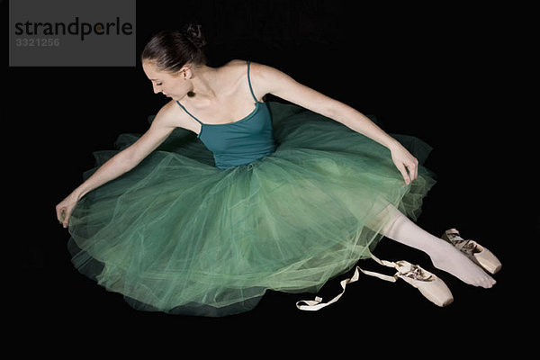 Eine Balletttänzerin passt ihr Tutu an.