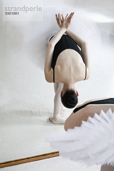 Eine Balletttänzerin  die vor einem Spiegel übt.