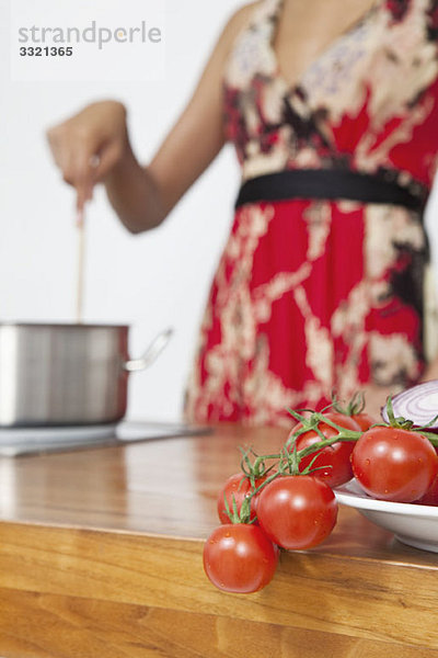 Tomaten  Mittelteil der Frau im Hintergrund