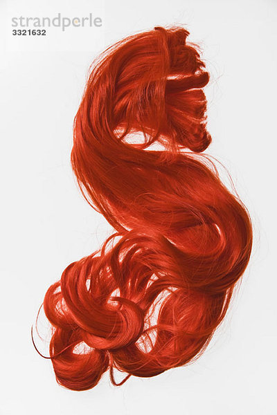 Ein rotes Haarteil