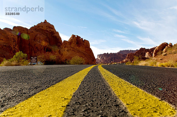 Straße durch den Valley of Fire State Park  Nevada  USA  Bodenhöhe