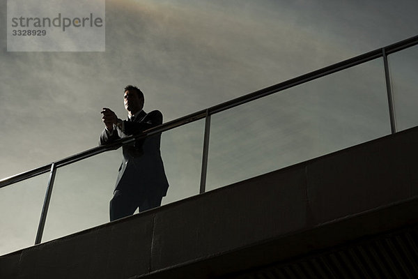 Silhouette eines Geschäftsmannes auf einer Brücke