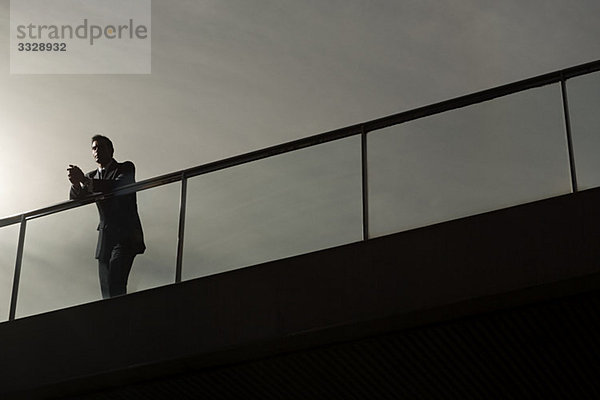 Silhouette eines Geschäftsmannes auf einer Brücke