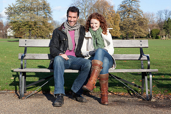 Ein Paar auf einer Parkbank sitzend