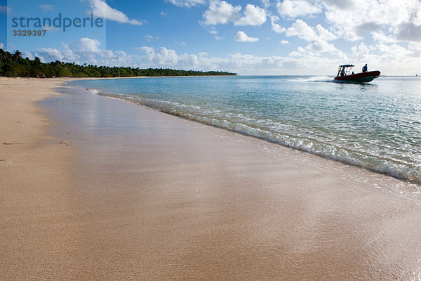 Wellen schlagen auf die Küste  Tonga.