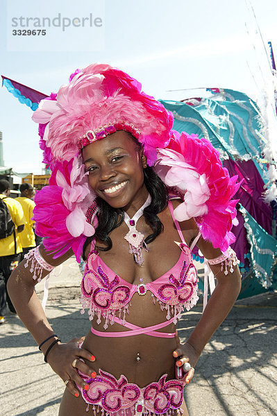 Junge Frau im Kostüm für die Caribana Festival Parade  Toronto  Ontario