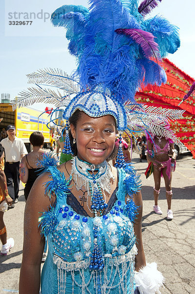 Junges Mädchen in Kostüm für die Caribana Festival Parade  Toronto  Ontario