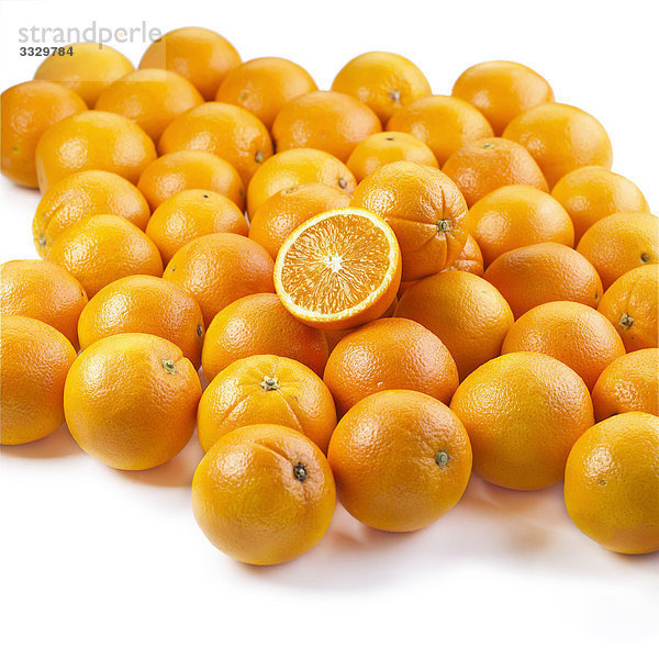 Ein Slice auf einen Haufen von Orangen auf weißem Hintergrund