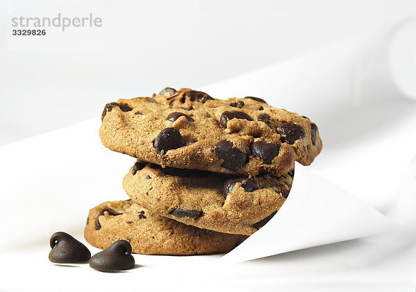 Chocolate Chip Cookies auf weißem Hintergrund