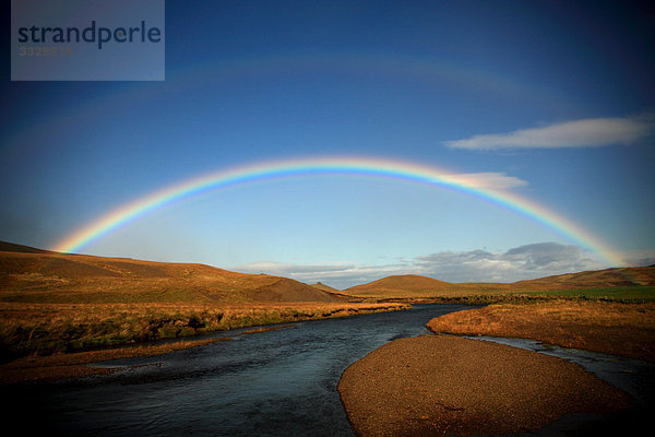 Double Regenbogen über einen Stream  Norðurland eystra