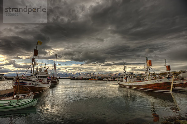 Dramatische Wolken über Husavik Hafen  Norðurland eystra