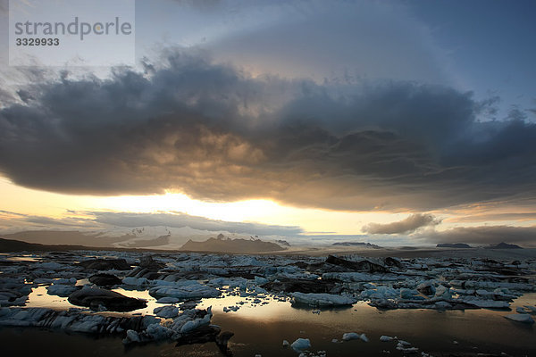 Linsenförmige Wolken über der Ice Lagune von Jokulsarlon bei Sonnenuntergang  Island