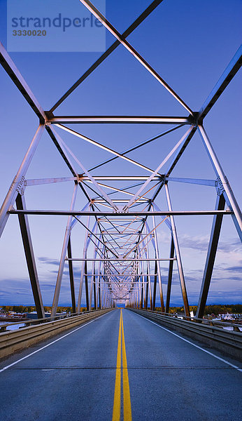 Alaska Native Veterans' Honor Brücke über den Tanana River in der Dämmerung  Nenana  Alaska