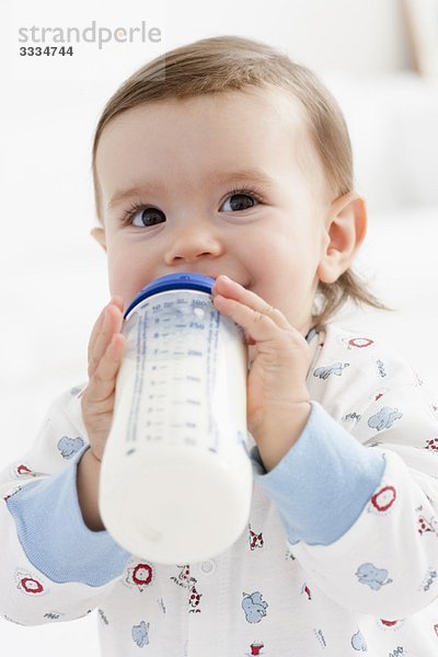 kleines Mädchen trinkt Milch