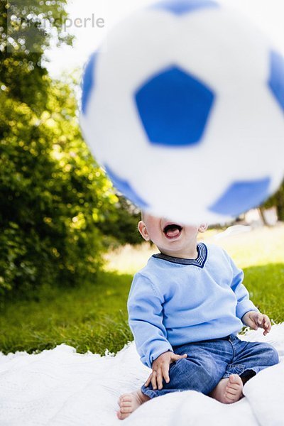 Junge mit Fußball