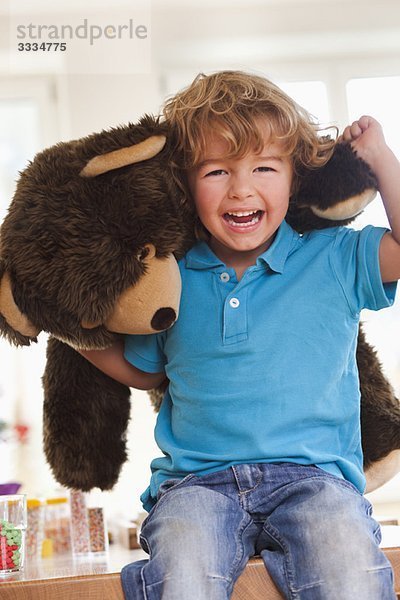 Kleiner Junge spielt mit Teddybär