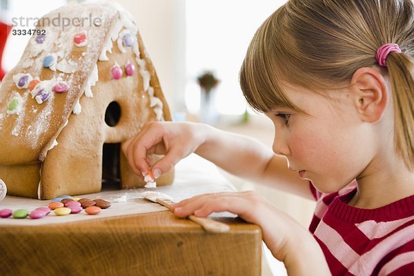 junges Mädchen bereitet Kuchenhaus vor