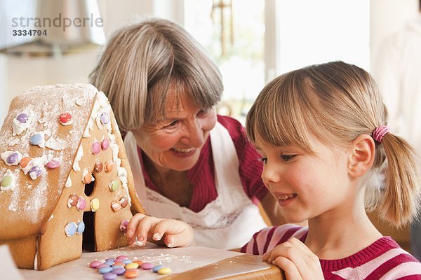 Oma und Enkelin backen Kuchen