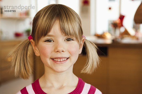 junges Mädchen lächelt in der Küche