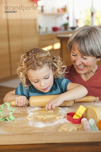 Enkelkind und Oma machen Kekse