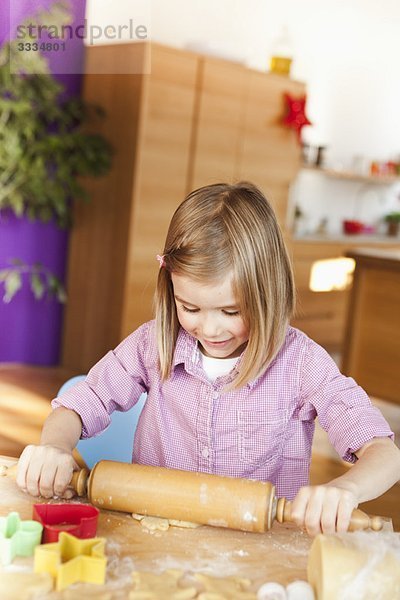 junges Mädchen rollt Teig