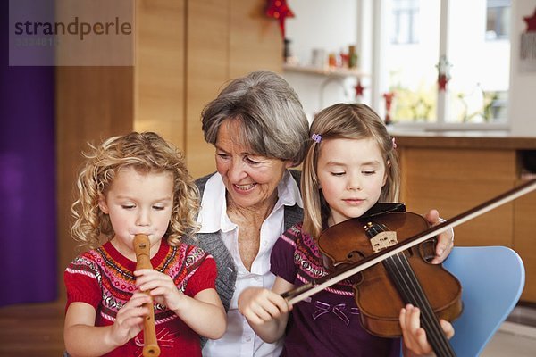 Oma unterrichtet Enkelkinder Musik