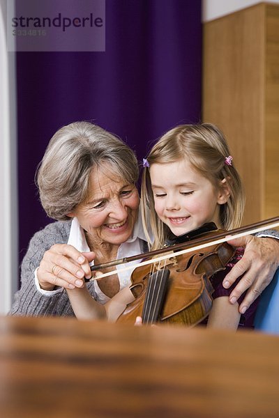 Oma unterrichtet Enkelkindermusik