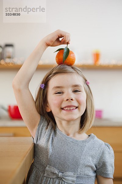 junges Mädchen spielt mit Früchten