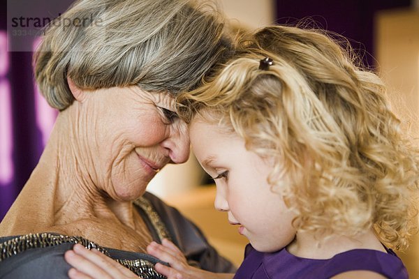 Oma und Enkelkind umarmend