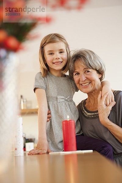 Enkel und Oma mit Kerze