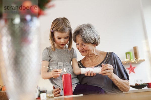 Enkel und Oma mit Kerze