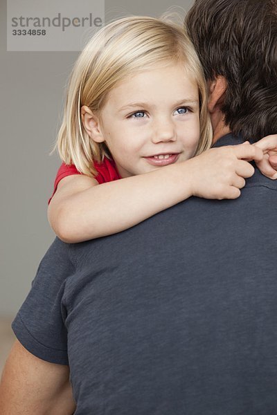 Vater und Tochter umarmend