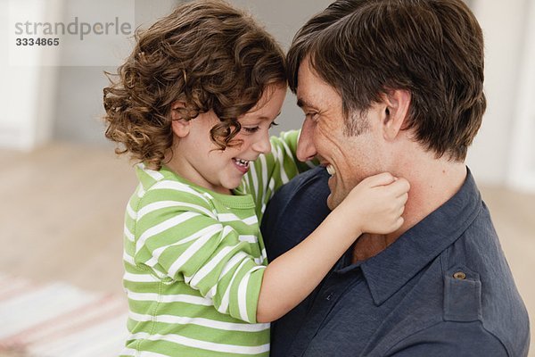 Vater und Tochter beim Kuscheln