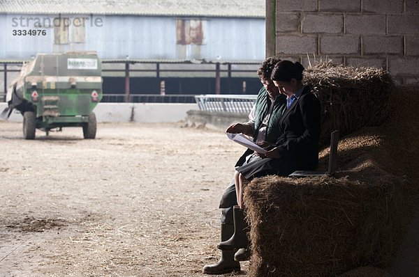 Geschäftsfrau bei der Beratung von Landwirten