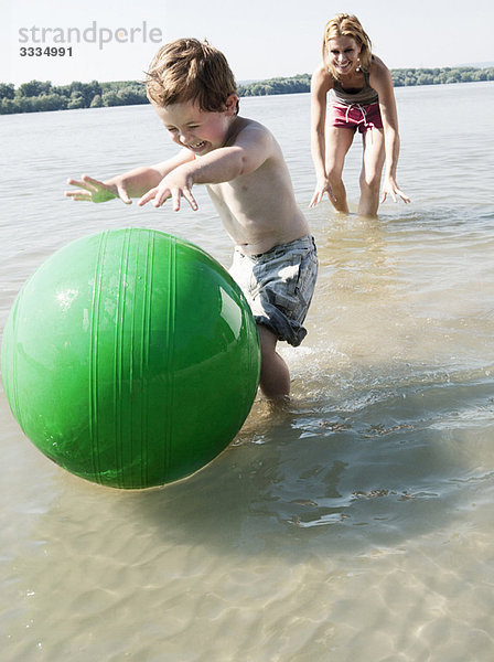 Kind mit Ball im Fluss
