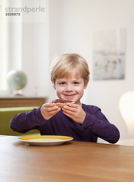 Junge isst Brötchen